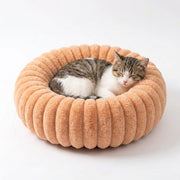 Chat installe dans le lit cocon NUZZO Beige (40 cm)