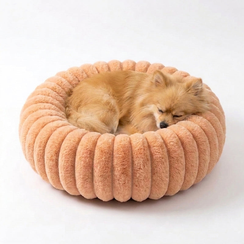 Chien installe dans le lit cocon NUZZO Beige (40 cm)