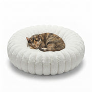 Chat installe dans le lit cocon NUZZO Blanc (40 cm)