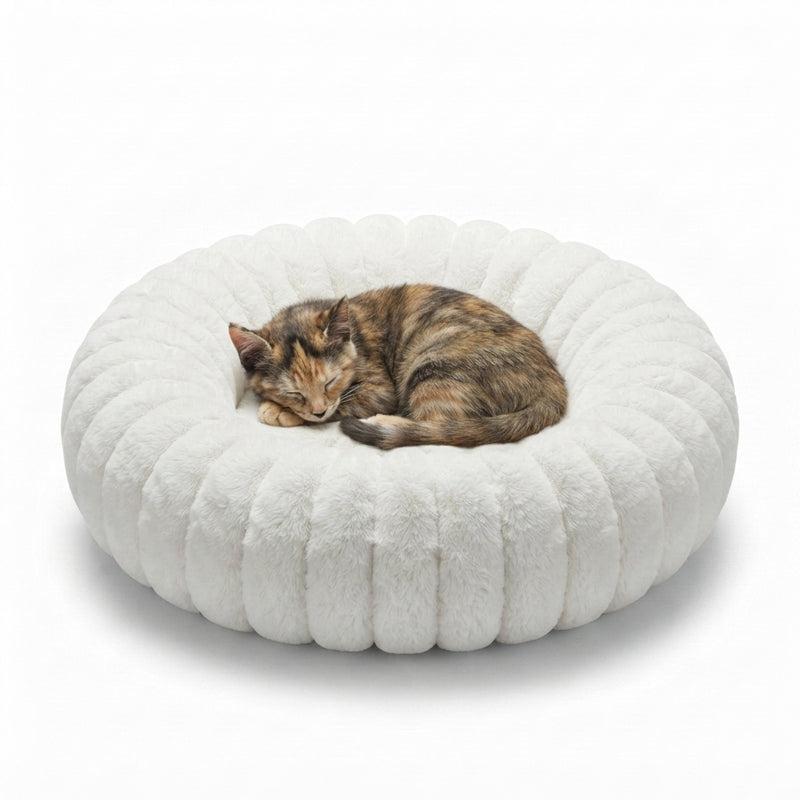 Chat installe dans le lit cocon NUZZO Blanc (40 cm)