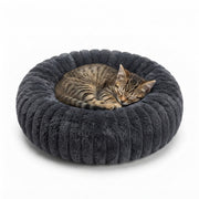 Chat installe dans le lit cocon NUZZO Noir (40 cm)