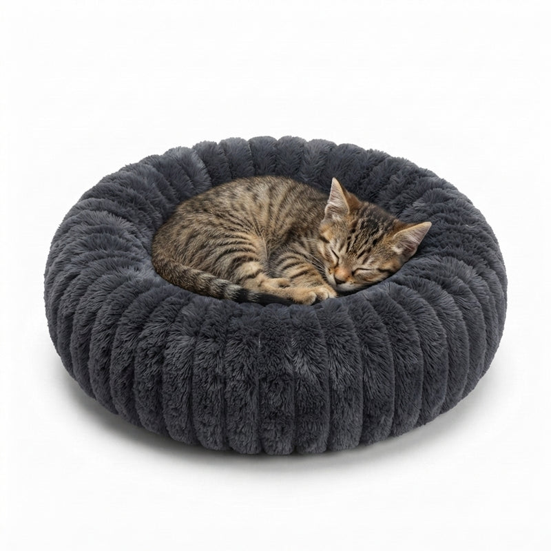 Chat installe dans le lit cocon NUZZO Noir (40 cm)