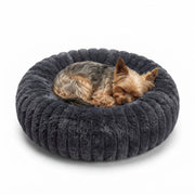 Chien installe dans le lit cocon NUZZO Noir (40 cm)